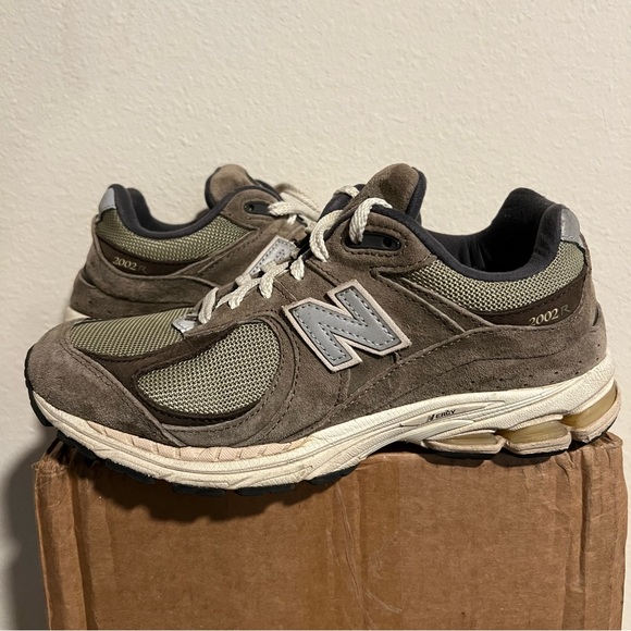 New Balance 2002r Olive Brown size 7 - Picture 2 of 7